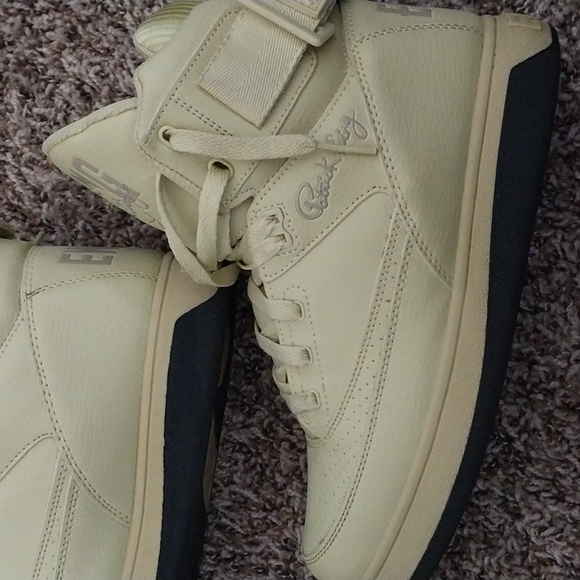 Shoes - Picture 2 of 4